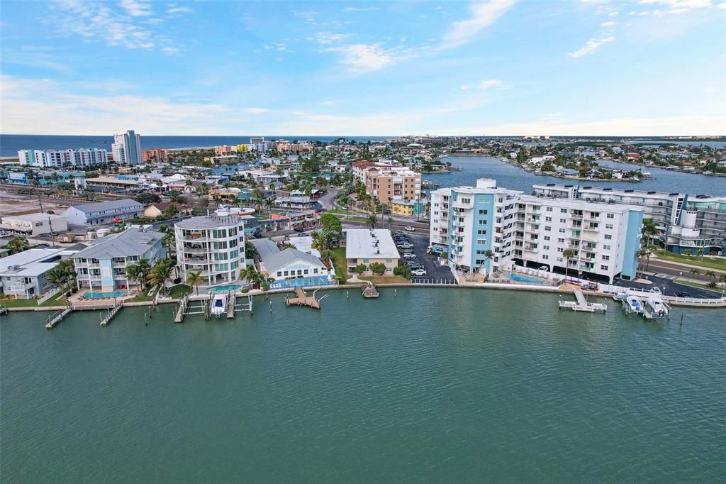 For Sale: $349,000 (2 beds, 2 baths, 885 Square Feet)