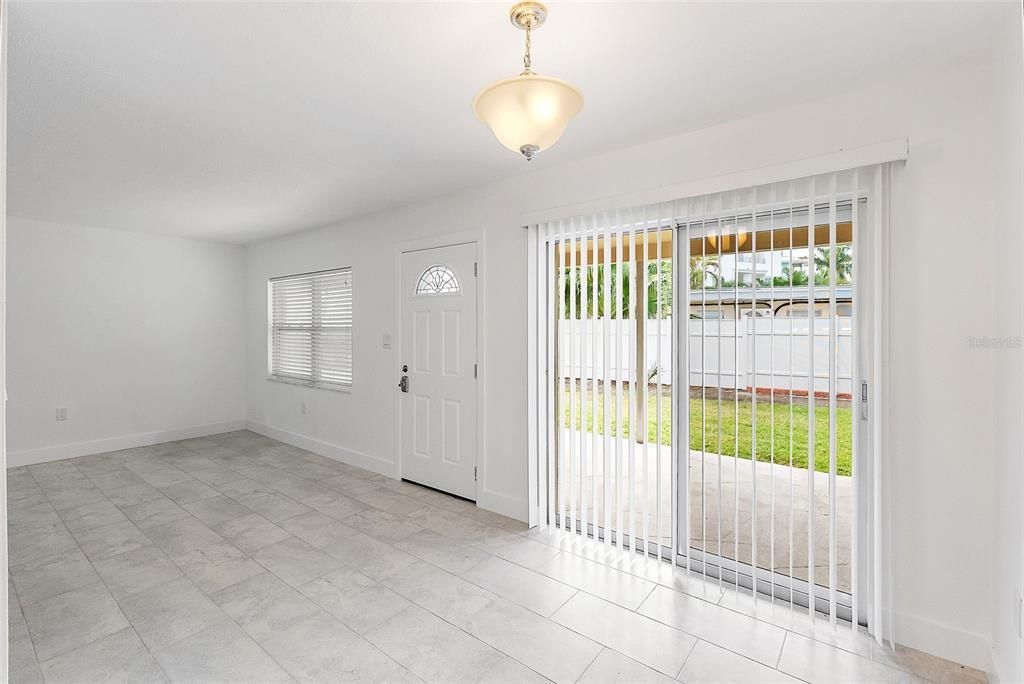 For Sale: $349,000 (2 beds, 2 baths, 885 Square Feet)