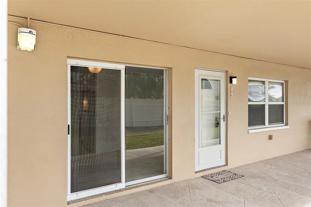 For Sale: $349,000 (2 beds, 2 baths, 885 Square Feet)