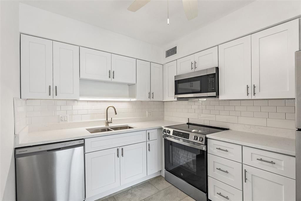 For Sale: $349,000 (2 beds, 2 baths, 885 Square Feet)