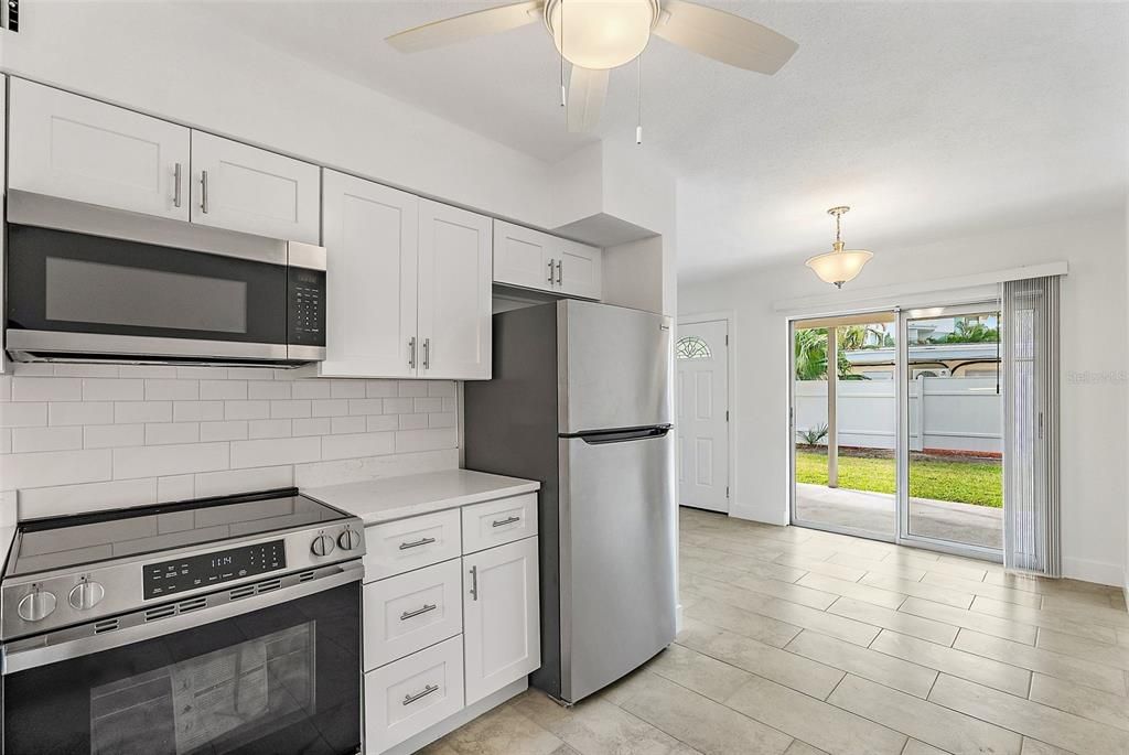 For Sale: $349,000 (2 beds, 2 baths, 885 Square Feet)