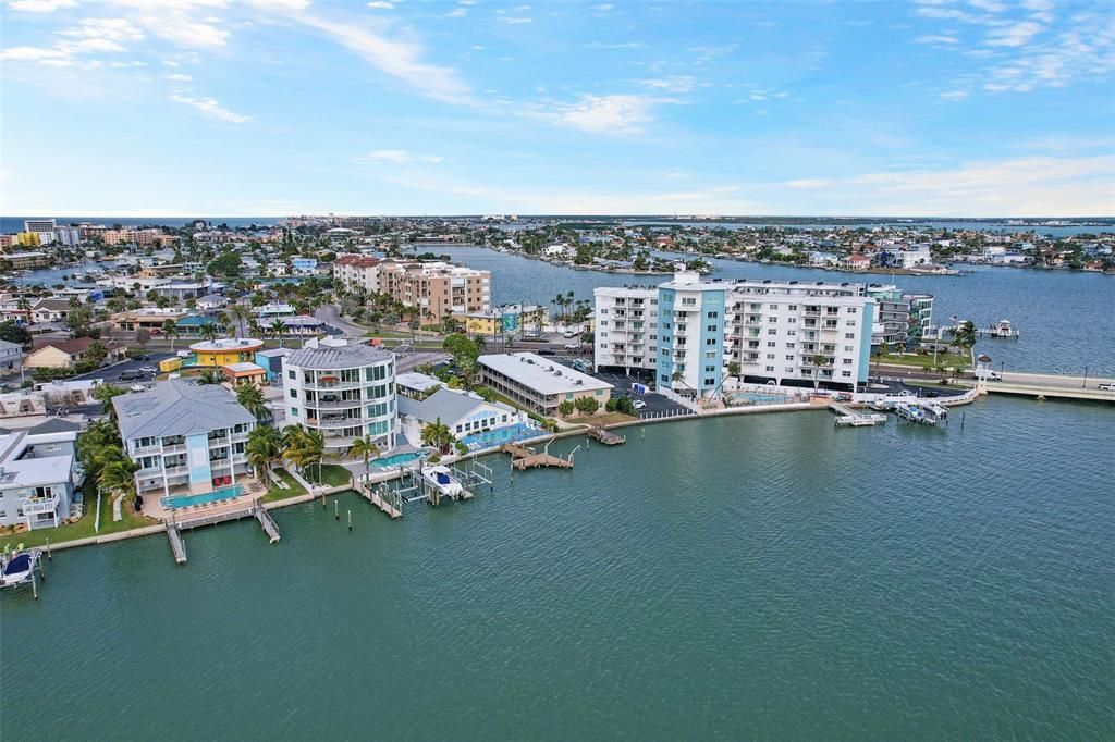 For Sale: $349,000 (2 beds, 2 baths, 885 Square Feet)