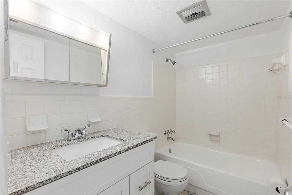 For Sale: $349,000 (2 beds, 2 baths, 885 Square Feet)