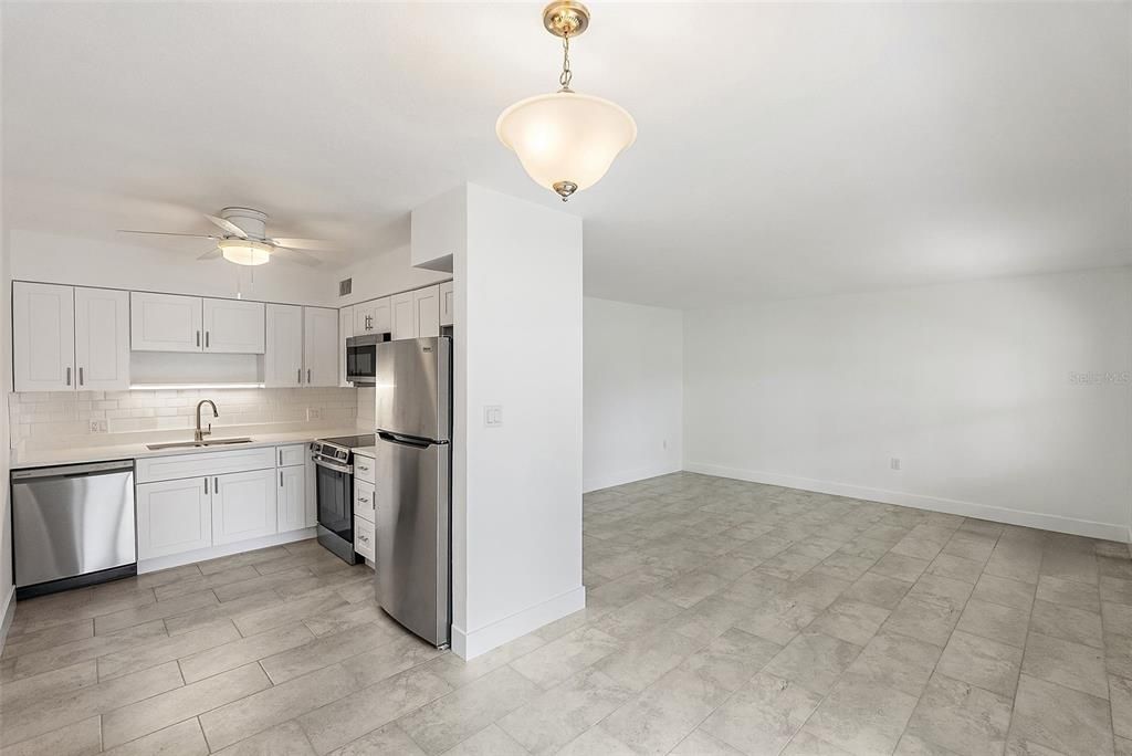 For Sale: $349,000 (2 beds, 2 baths, 885 Square Feet)
