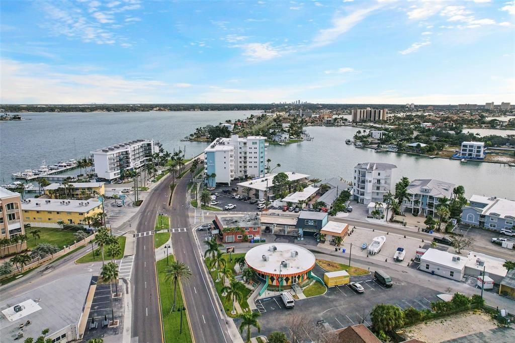 For Sale: $349,000 (2 beds, 2 baths, 885 Square Feet)