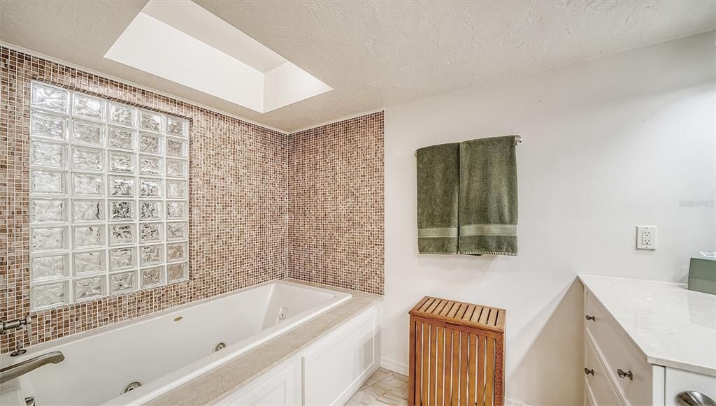 出租: $4,900 (2 贝兹, 2 浴室, 1729 平方英尺)