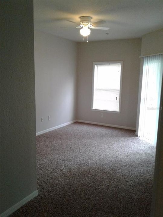 出租: $1,325 (1 贝兹, 1 浴室, 850 平方英尺)