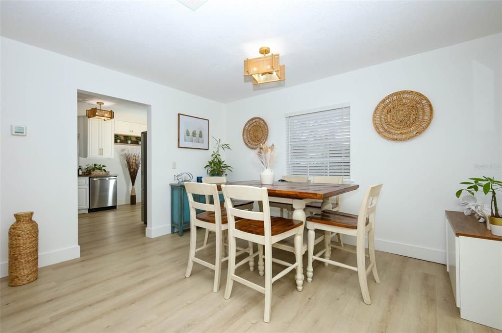 待售: $265,000 (2 贝兹, 2 浴室, 1365 平方英尺)