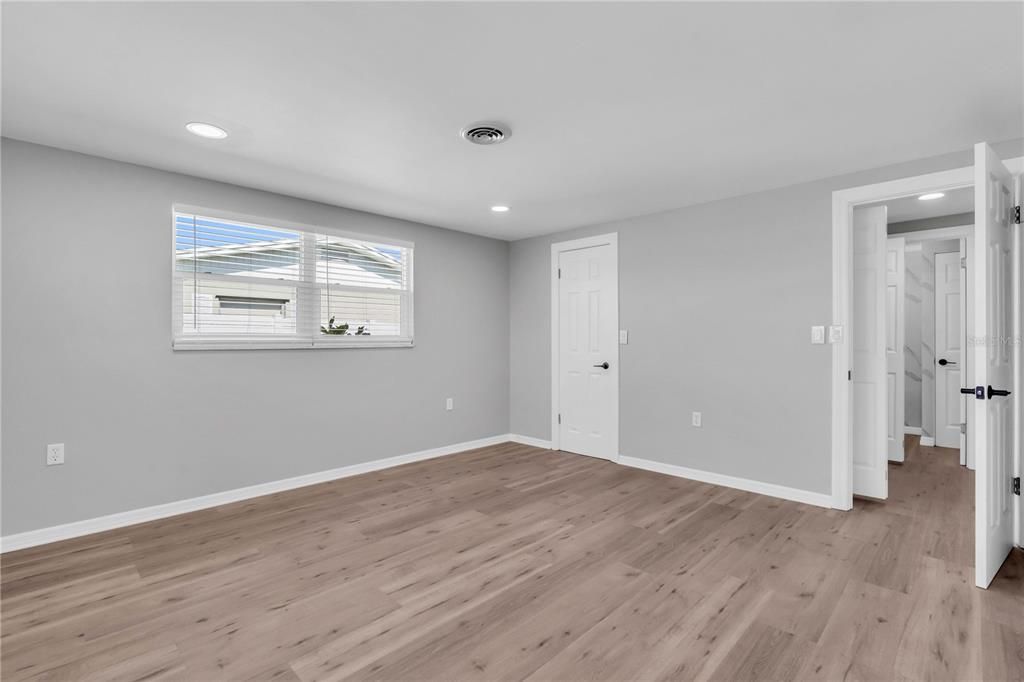 Под контрактом: $309,000 (2 спален, 2 ванн, 1079 Квадратных фут)