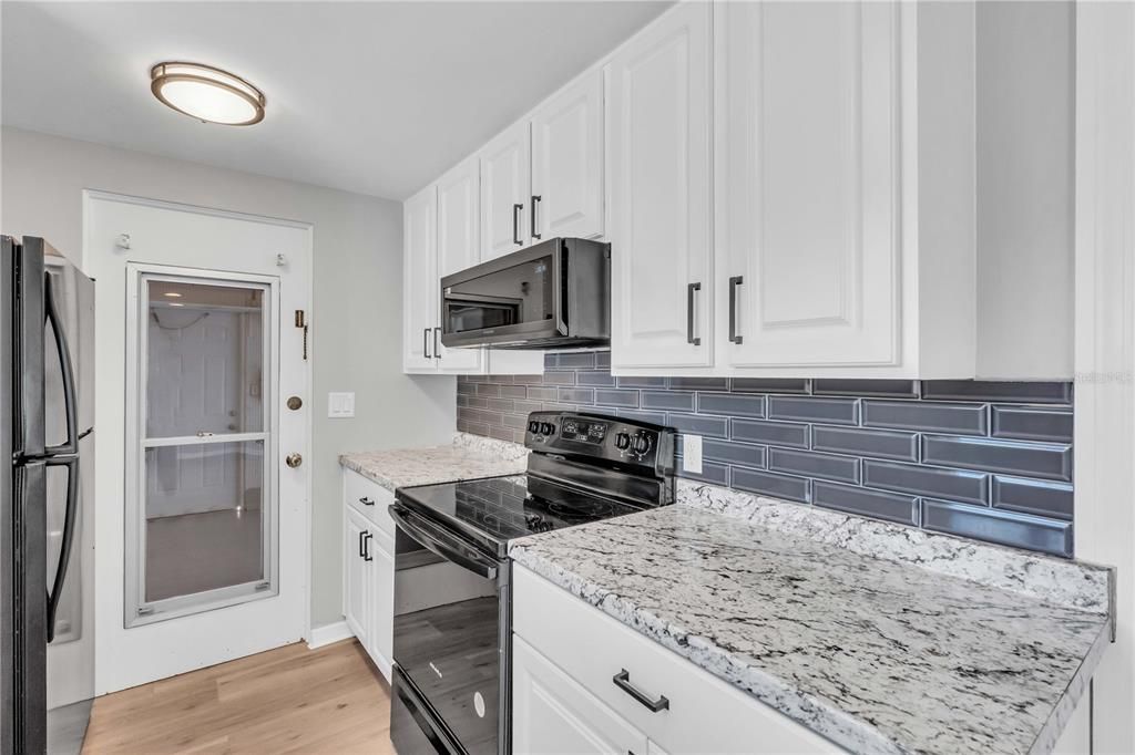 Под контрактом: $309,000 (2 спален, 2 ванн, 1079 Квадратных фут)