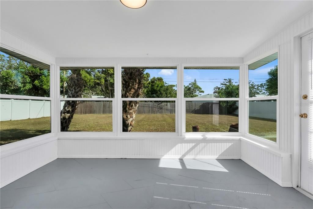 Под контрактом: $309,000 (2 спален, 2 ванн, 1079 Квадратных фут)