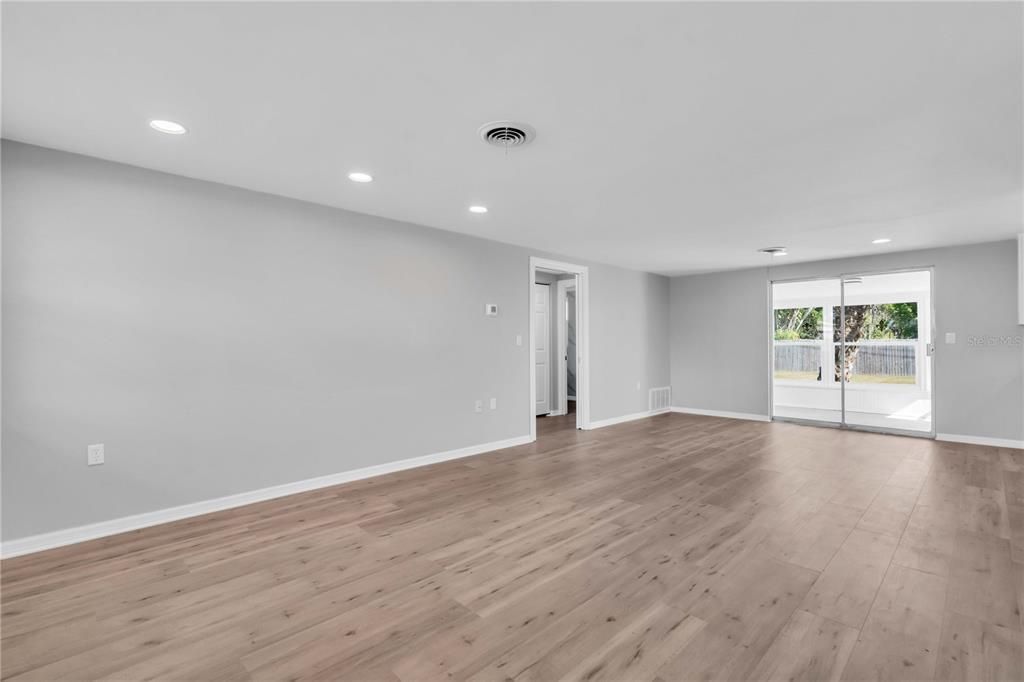 Под контрактом: $309,000 (2 спален, 2 ванн, 1079 Квадратных фут)