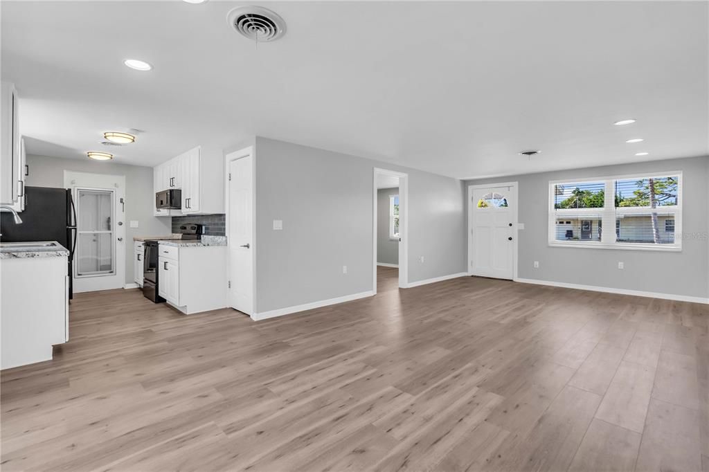 Под контрактом: $309,000 (2 спален, 2 ванн, 1079 Квадратных фут)