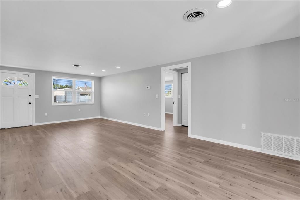 Под контрактом: $309,000 (2 спален, 2 ванн, 1079 Квадратных фут)