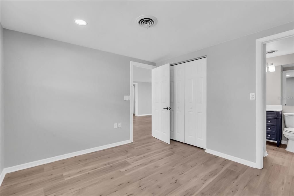 Под контрактом: $309,000 (2 спален, 2 ванн, 1079 Квадратных фут)