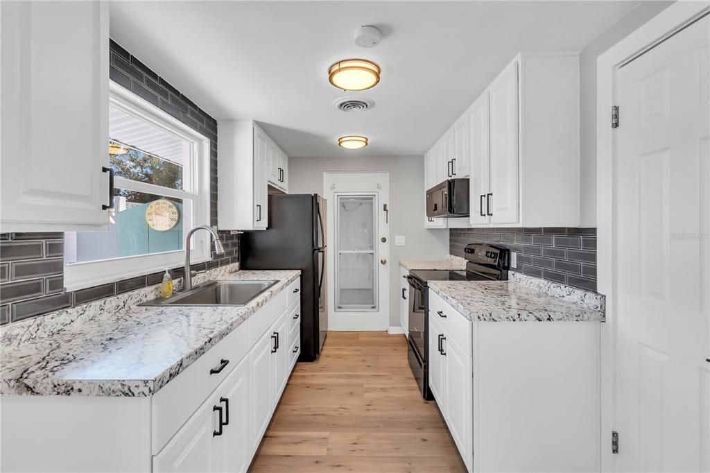 Под контрактом: $309,000 (2 спален, 2 ванн, 1079 Квадратных фут)