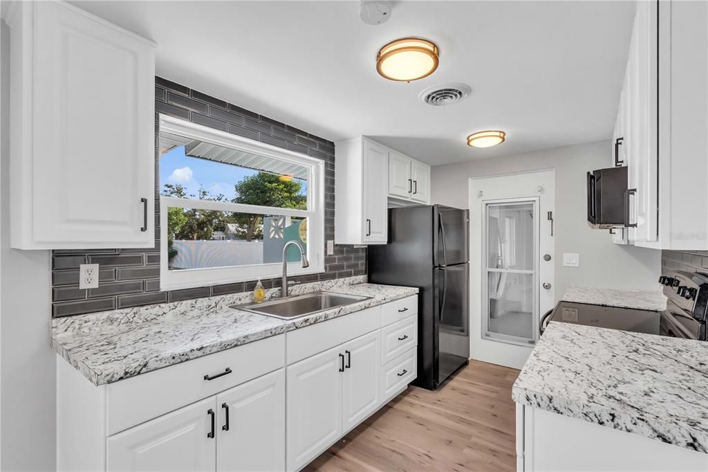 Под контрактом: $309,000 (2 спален, 2 ванн, 1079 Квадратных фут)