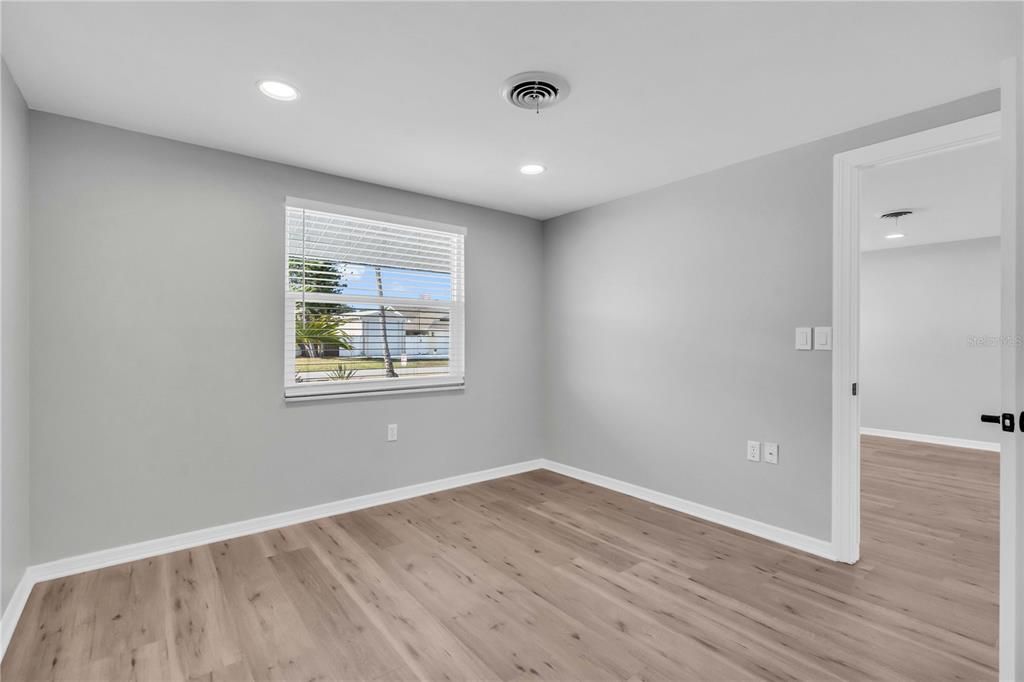 Под контрактом: $309,000 (2 спален, 2 ванн, 1079 Квадратных фут)