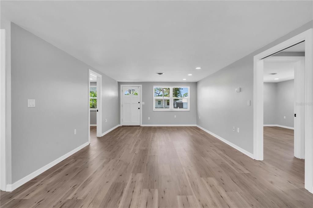 Под контрактом: $309,000 (2 спален, 2 ванн, 1079 Квадратных фут)