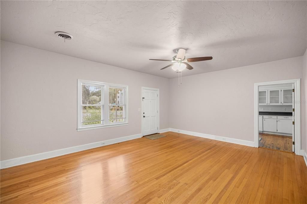 For Sale: $415,000 (3 beds, 1 baths, 2079 Square Feet)