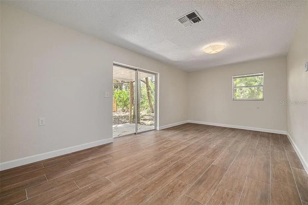 待售: $270,000 (4 贝兹, 0 浴室, 1650 平方英尺)