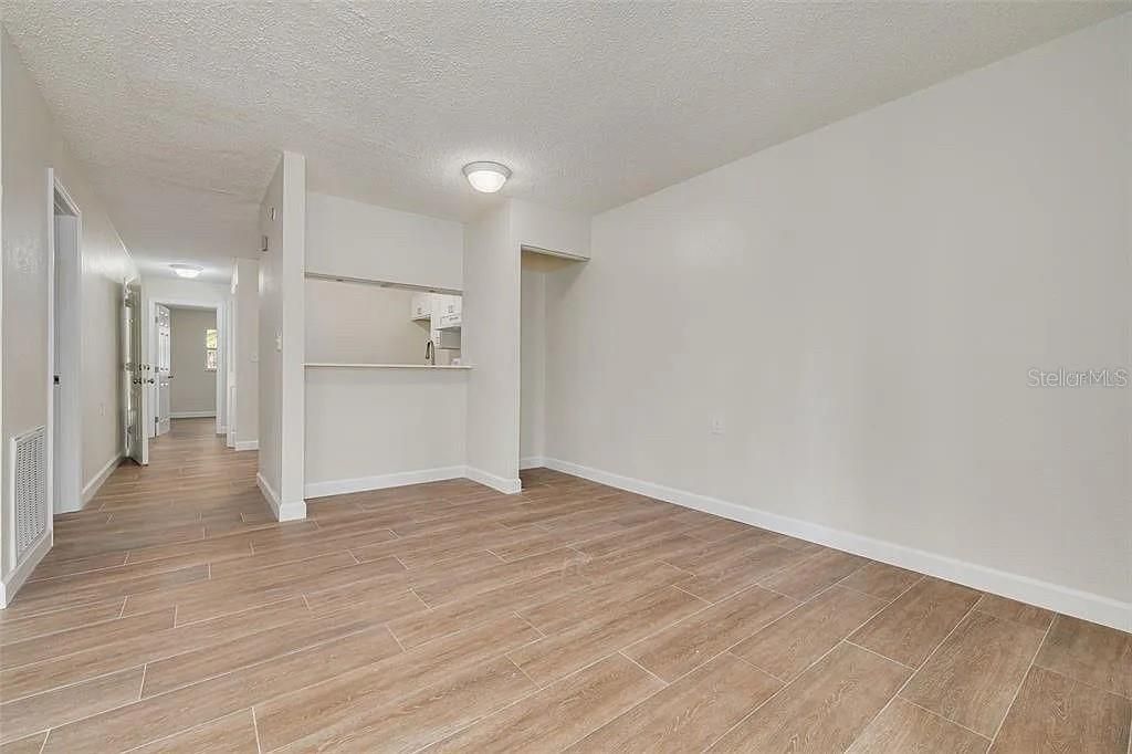 待售: $270,000 (4 贝兹, 0 浴室, 1650 平方英尺)