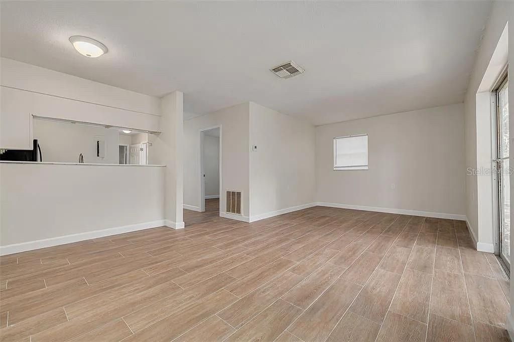 待售: $270,000 (4 贝兹, 0 浴室, 1650 平方英尺)