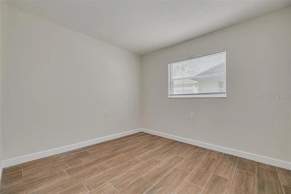 待售: $270,000 (4 贝兹, 0 浴室, 1650 平方英尺)