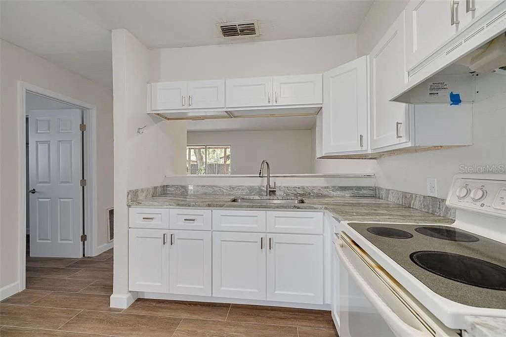 待售: $270,000 (4 贝兹, 0 浴室, 1650 平方英尺)