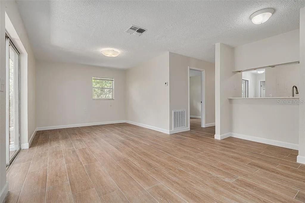 待售: $270,000 (4 贝兹, 0 浴室, 1650 平方英尺)