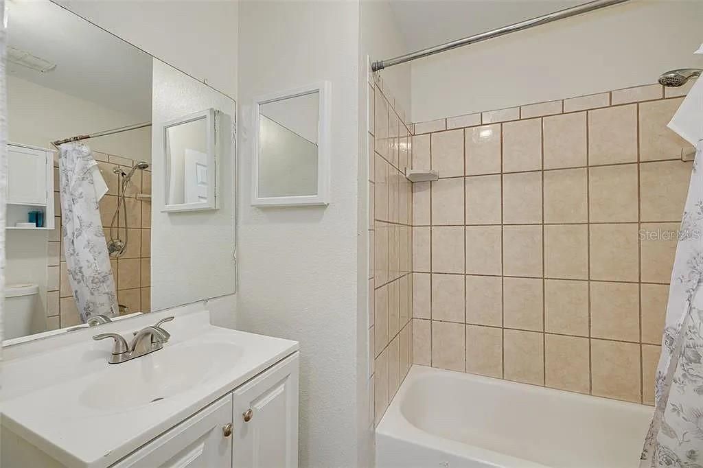 待售: $270,000 (4 贝兹, 0 浴室, 1650 平方英尺)