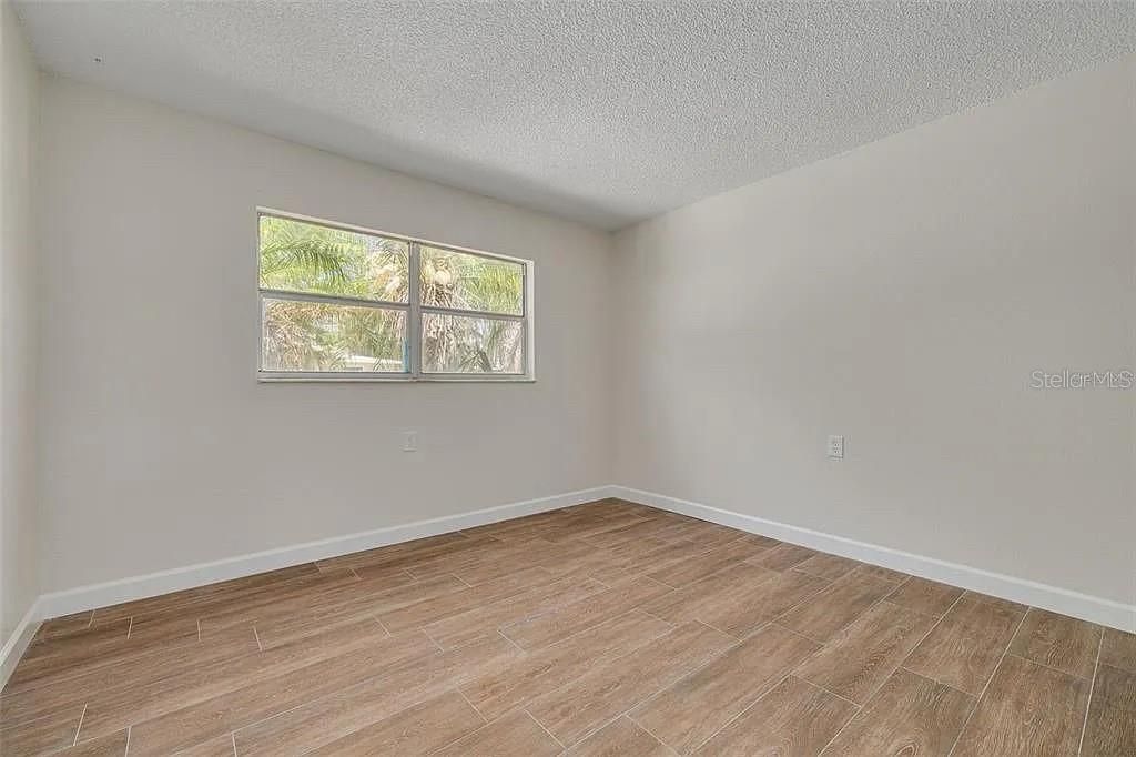 待售: $270,000 (4 贝兹, 0 浴室, 1650 平方英尺)