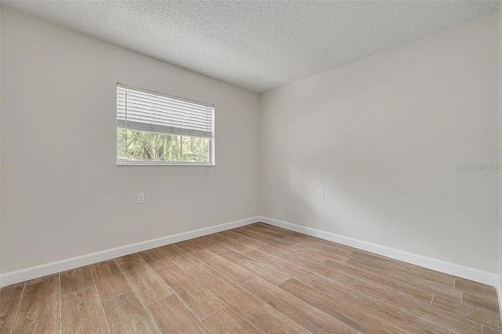 待售: $270,000 (4 贝兹, 0 浴室, 1650 平方英尺)