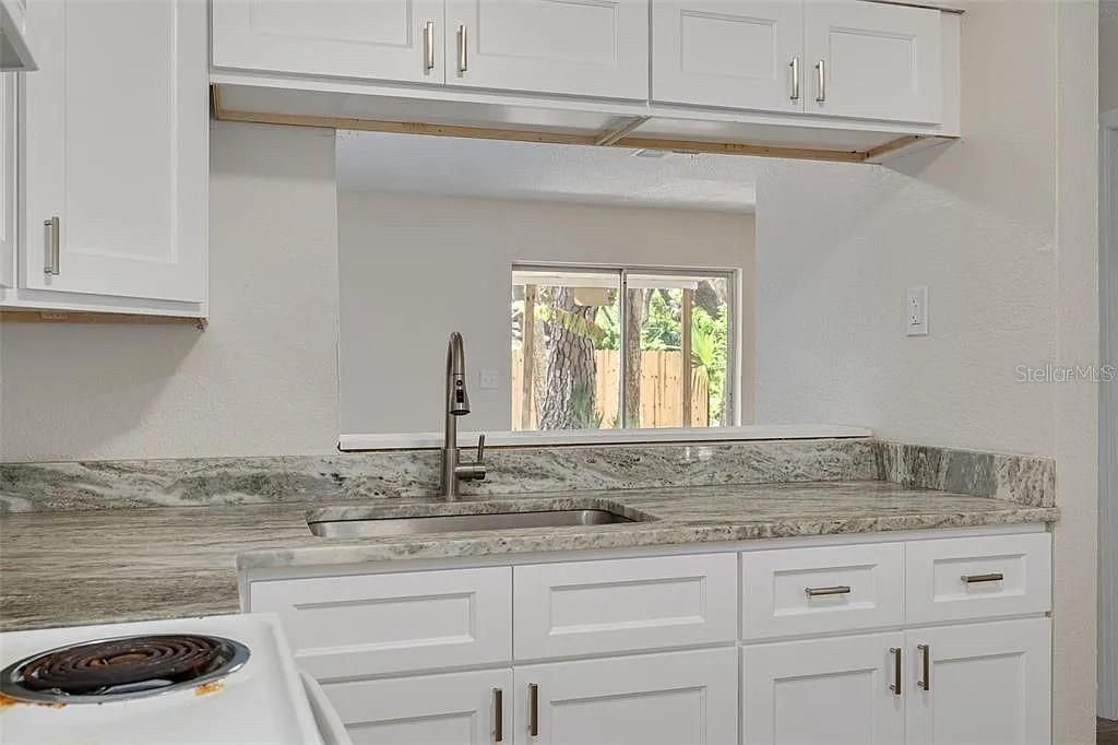 待售: $270,000 (4 贝兹, 0 浴室, 1650 平方英尺)