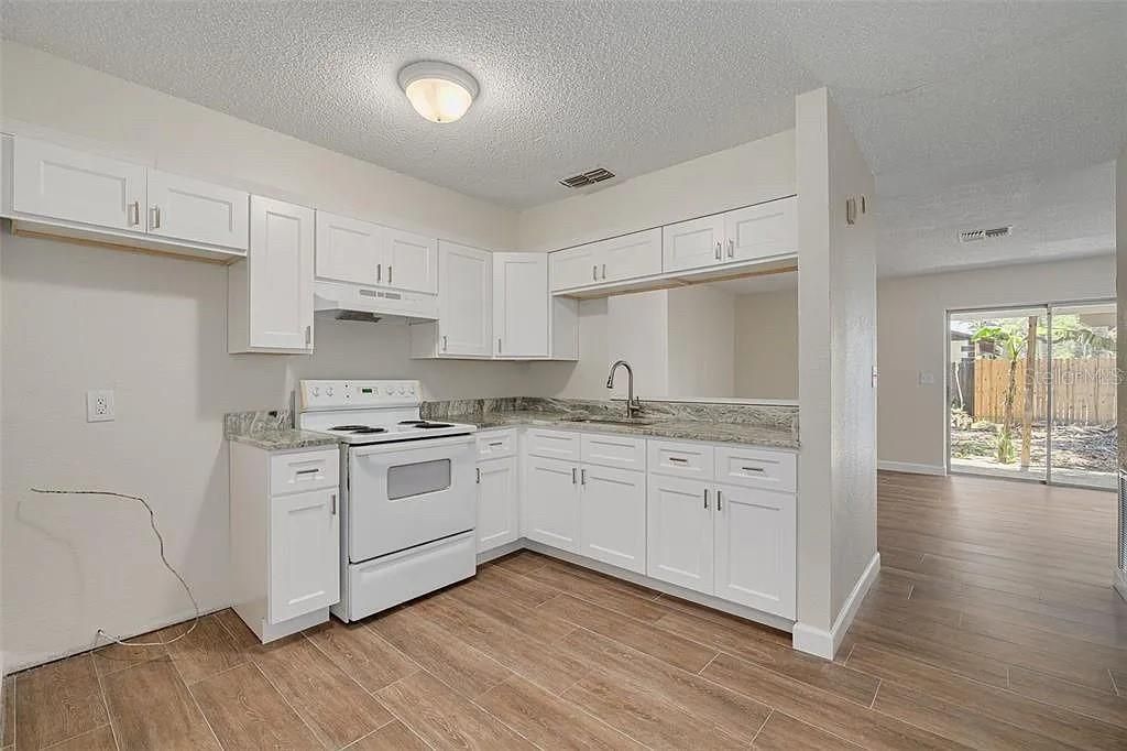 待售: $270,000 (4 贝兹, 0 浴室, 1650 平方英尺)