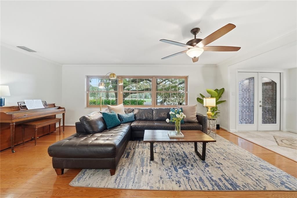 For Sale: $800,000 (4 beds, 3 baths, 2658 Square Feet)