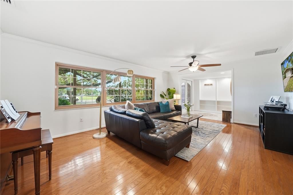 For Sale: $800,000 (4 beds, 3 baths, 2658 Square Feet)