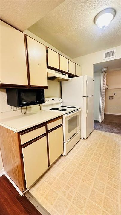 For Rent: $1,200 (1 beds, 1 baths, 742 Square Feet)