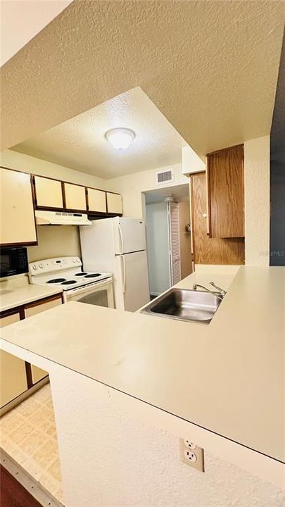 For Rent: $1,200 (1 beds, 1 baths, 742 Square Feet)