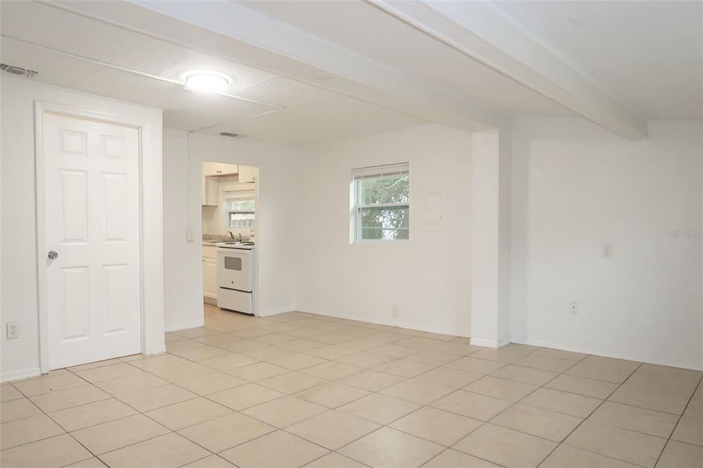 出租: $1,095 (1 贝兹, 1 浴室, 608 平方英尺)