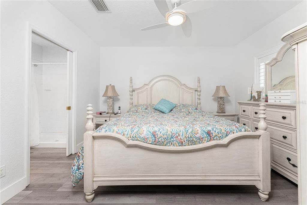 待售: $159,000 (2 贝兹, 2 浴室, 996 平方英尺)