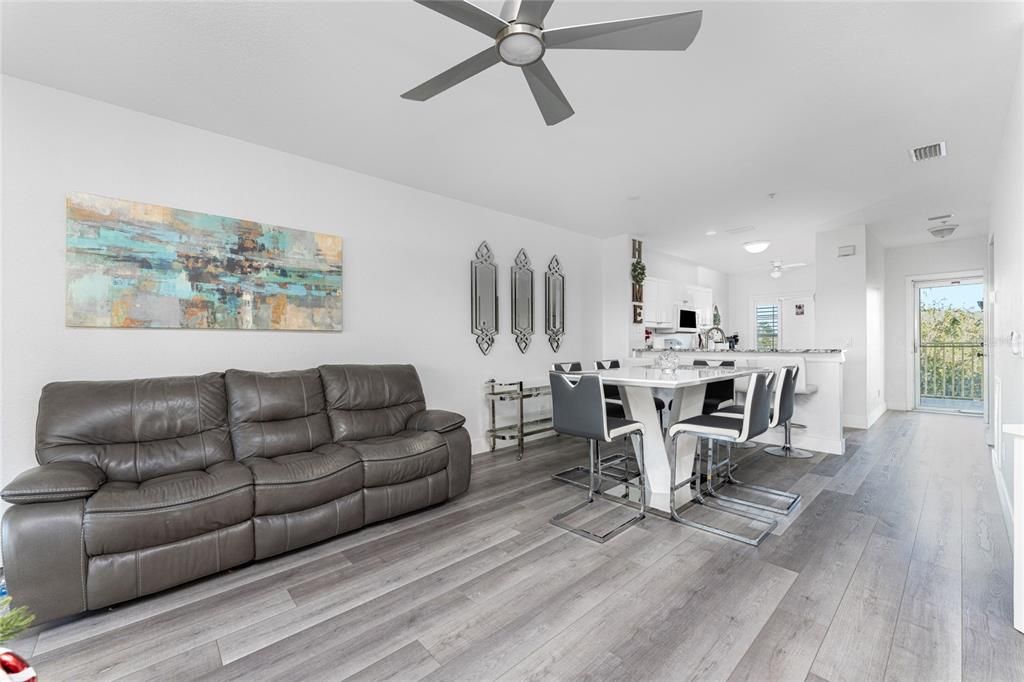 待售: $159,000 (2 贝兹, 2 浴室, 996 平方英尺)