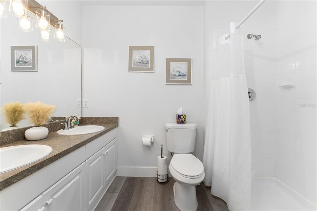 待售: $159,000 (2 贝兹, 2 浴室, 996 平方英尺)