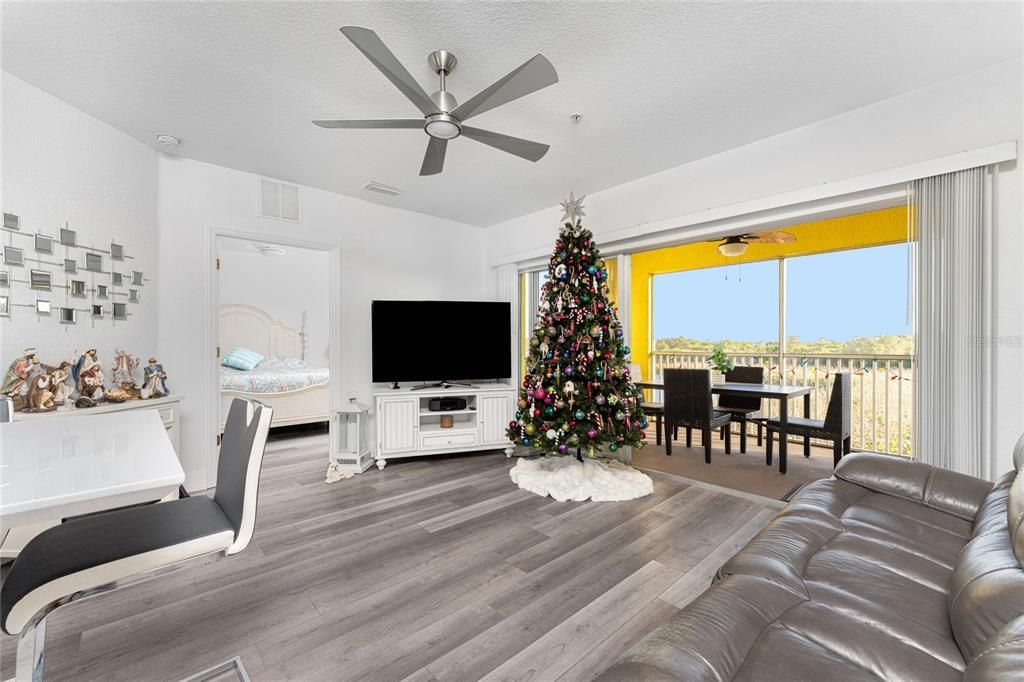 待售: $159,000 (2 贝兹, 2 浴室, 996 平方英尺)