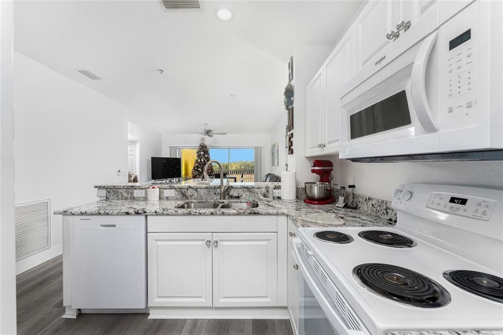 待售: $159,000 (2 贝兹, 2 浴室, 996 平方英尺)