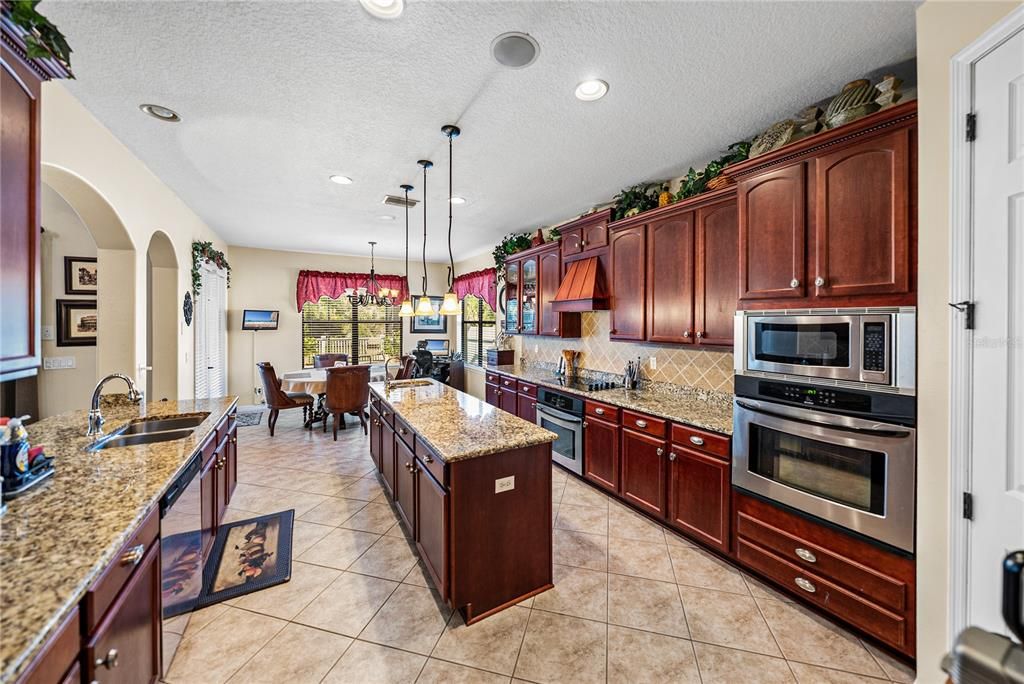 En Venta: $675,000 (6 camas, 4 baños, 4298 Pies cuadrados)