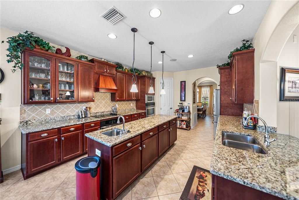 En Venta: $675,000 (6 camas, 4 baños, 4298 Pies cuadrados)