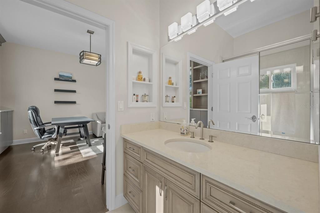 Activo con contrato: $1,275,000 (4 camas, 4 baños, 3501 Pies cuadrados)