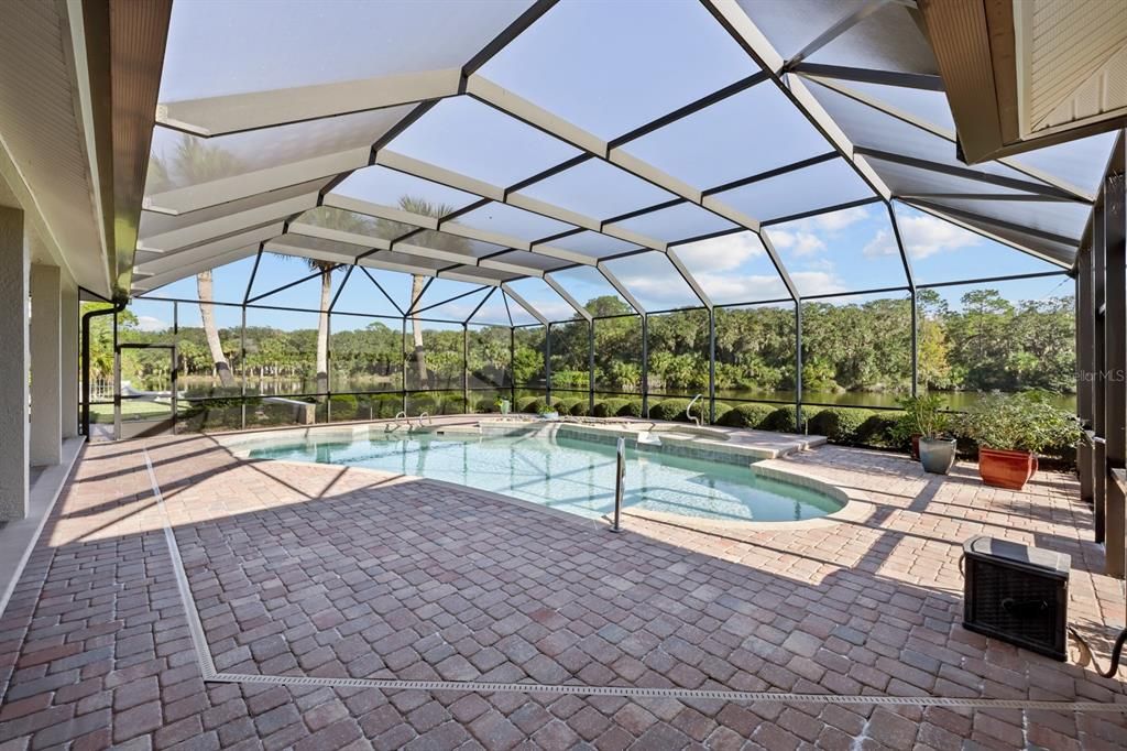 Activo con contrato: $1,275,000 (4 camas, 4 baños, 3501 Pies cuadrados)