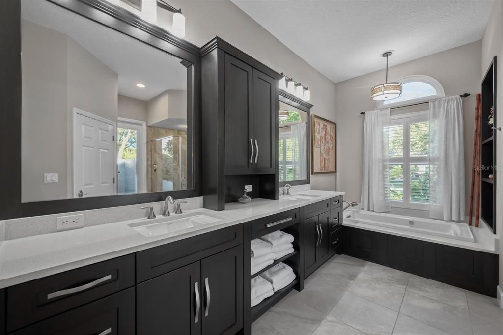 Activo con contrato: $1,275,000 (4 camas, 4 baños, 3501 Pies cuadrados)